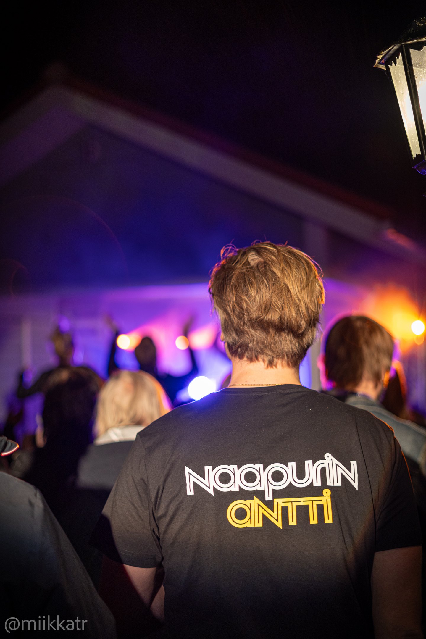 Naapurin Antti -fanipaita yleisössä